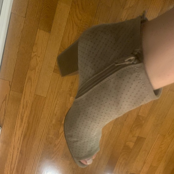 Suede tan booties with peep toe block heels - Picture 4 of 4